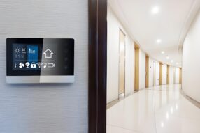 工业触摸屏闯进智能家居领域，普通屏幕只能“靠边站”？