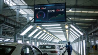 产量看板与工位交互场景各有侧重，工业LED显示屏与液晶终端的全生命周期成本差异